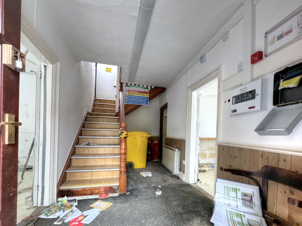 Lot: 50 - SPACIOUS THREE STOREY FORMER DENTIST SURGERY - Entrance Hall